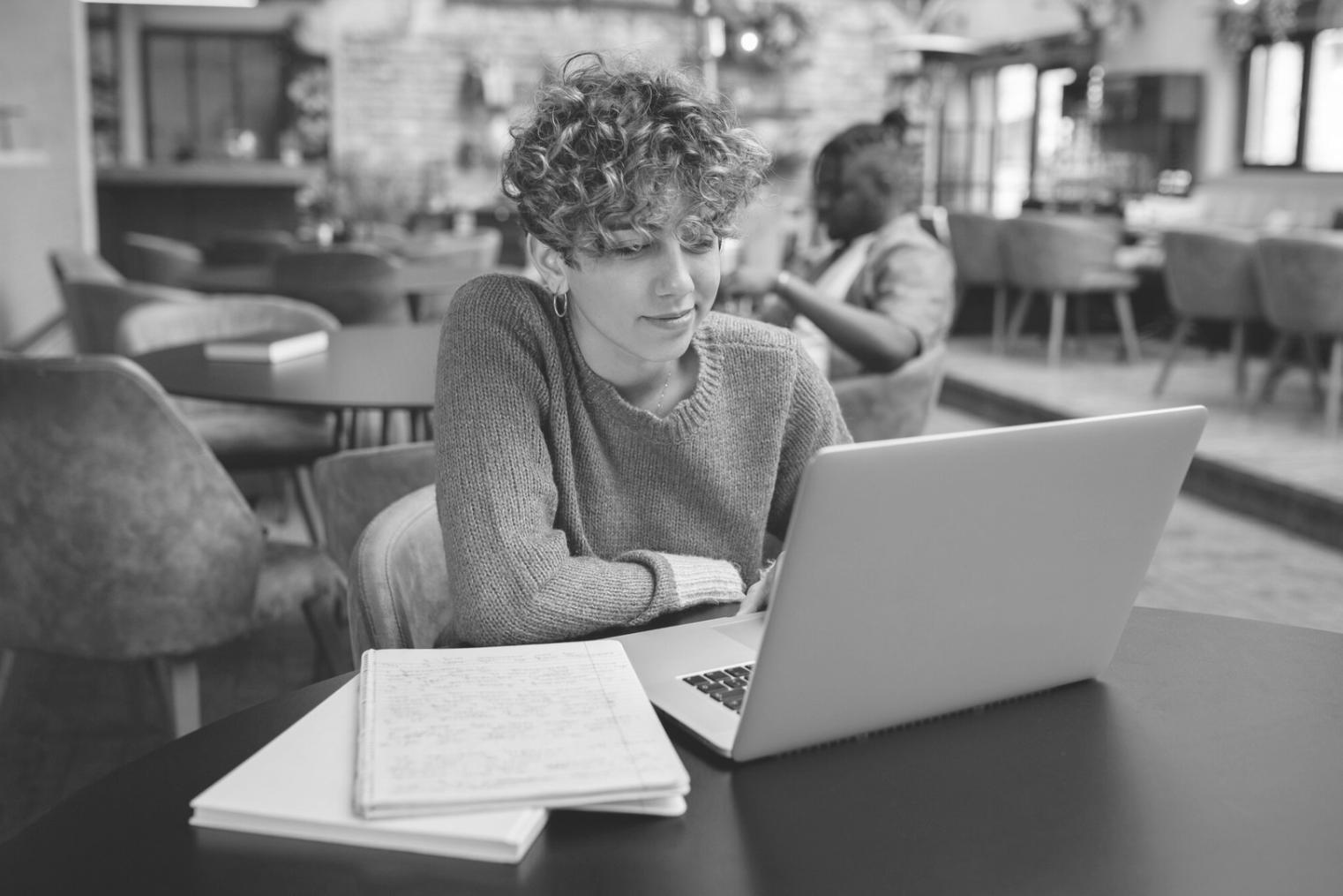 Espacio de trabajo organizado con herramientas de análisis financiero