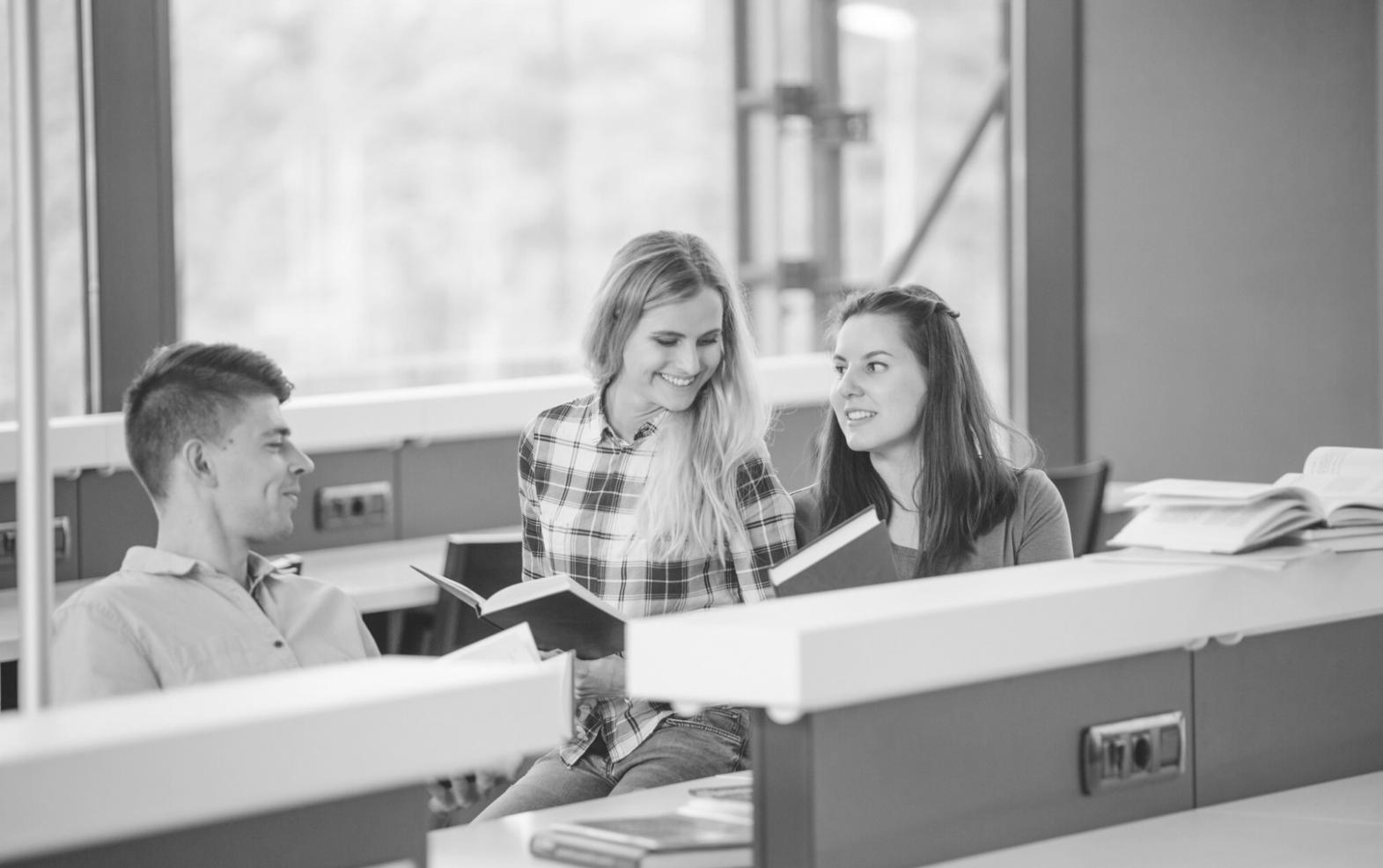 Sesión práctica de análisis financiero con casos reales de estudiantes