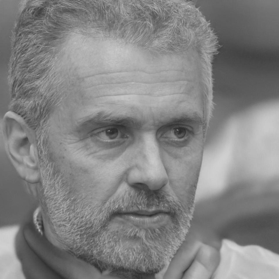 Retrato profesional de Andrés Vizcaíno, especialista en finanzas