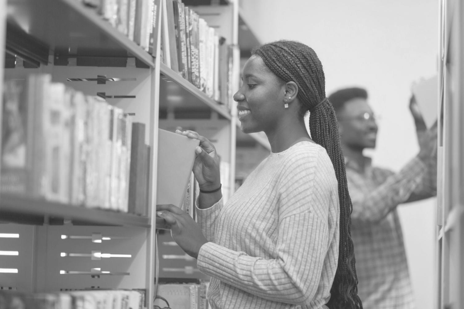 Sesión de formación práctica con materiales de estudio especializados