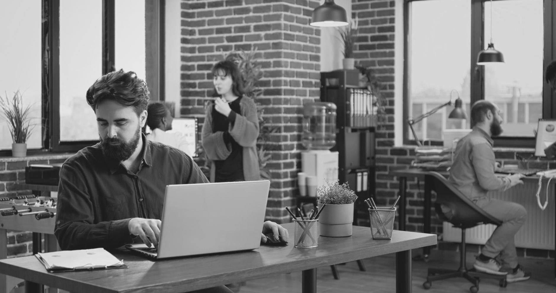 Ambiente de clase durante una sesión práctica del programa de finanzas