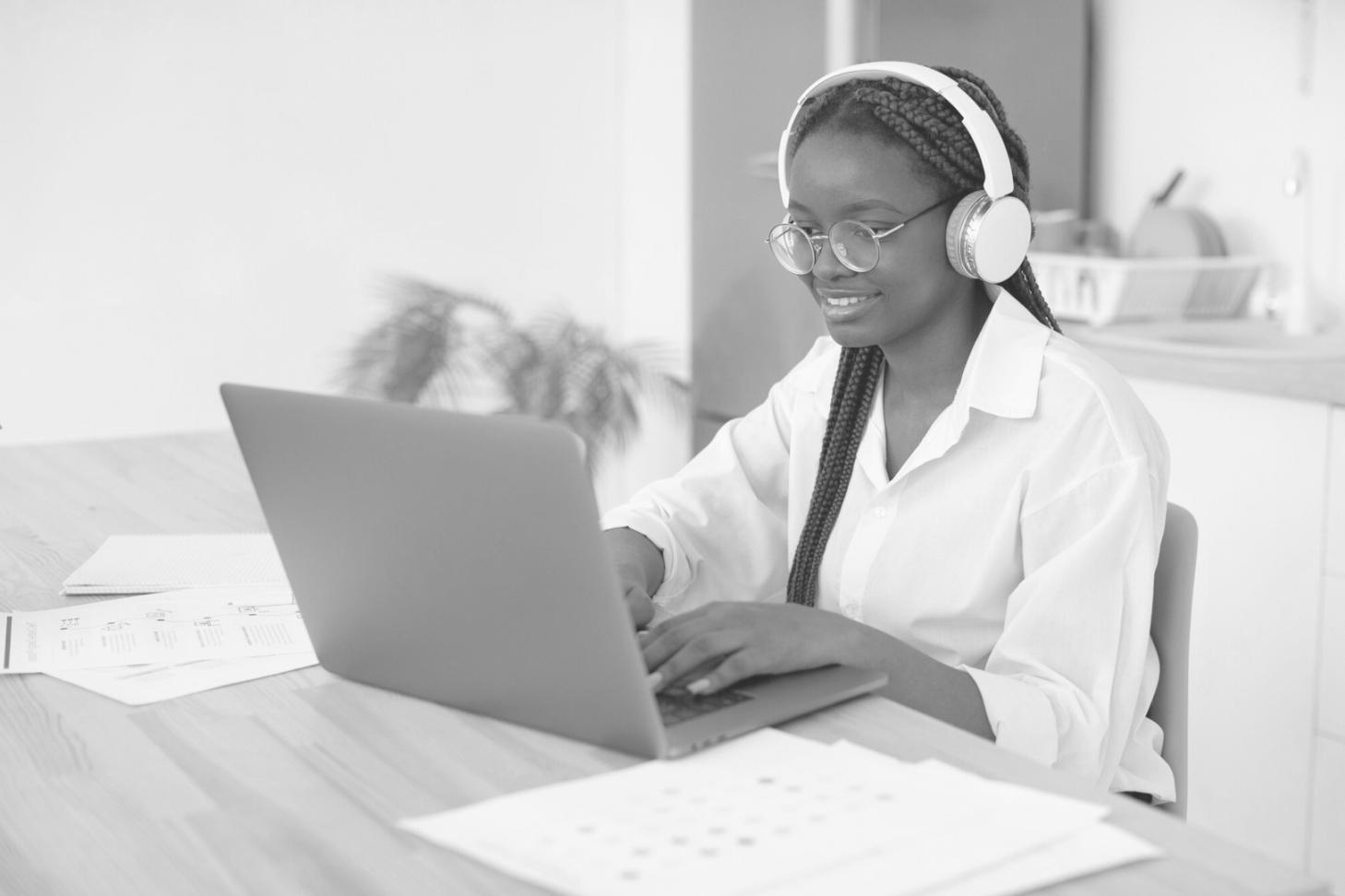 Persona analizando documentos financieros en un entorno profesional